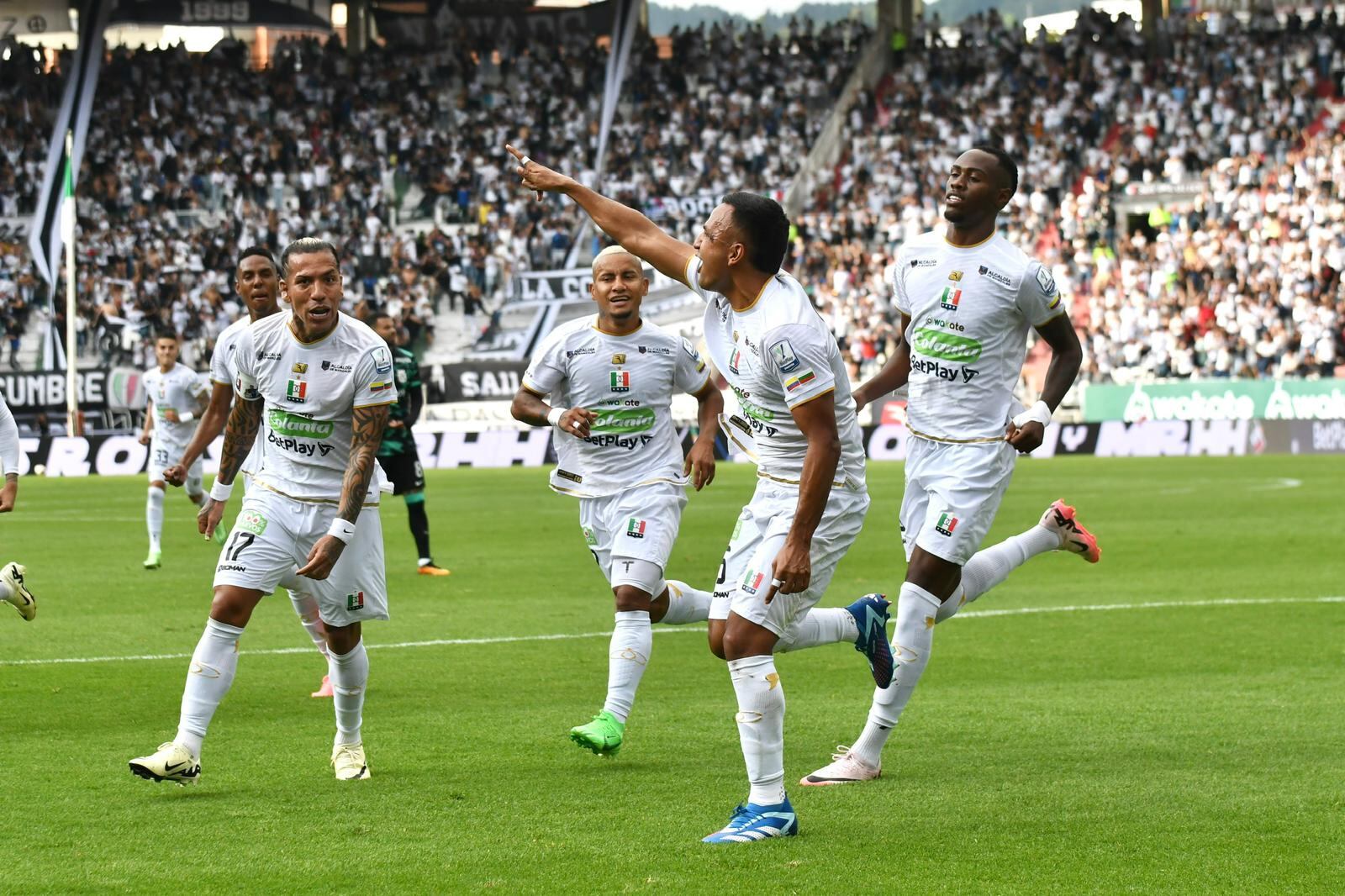 Jugadores del Once Caldas celebran uno de los goles en el partido contra Atlético Nacional.