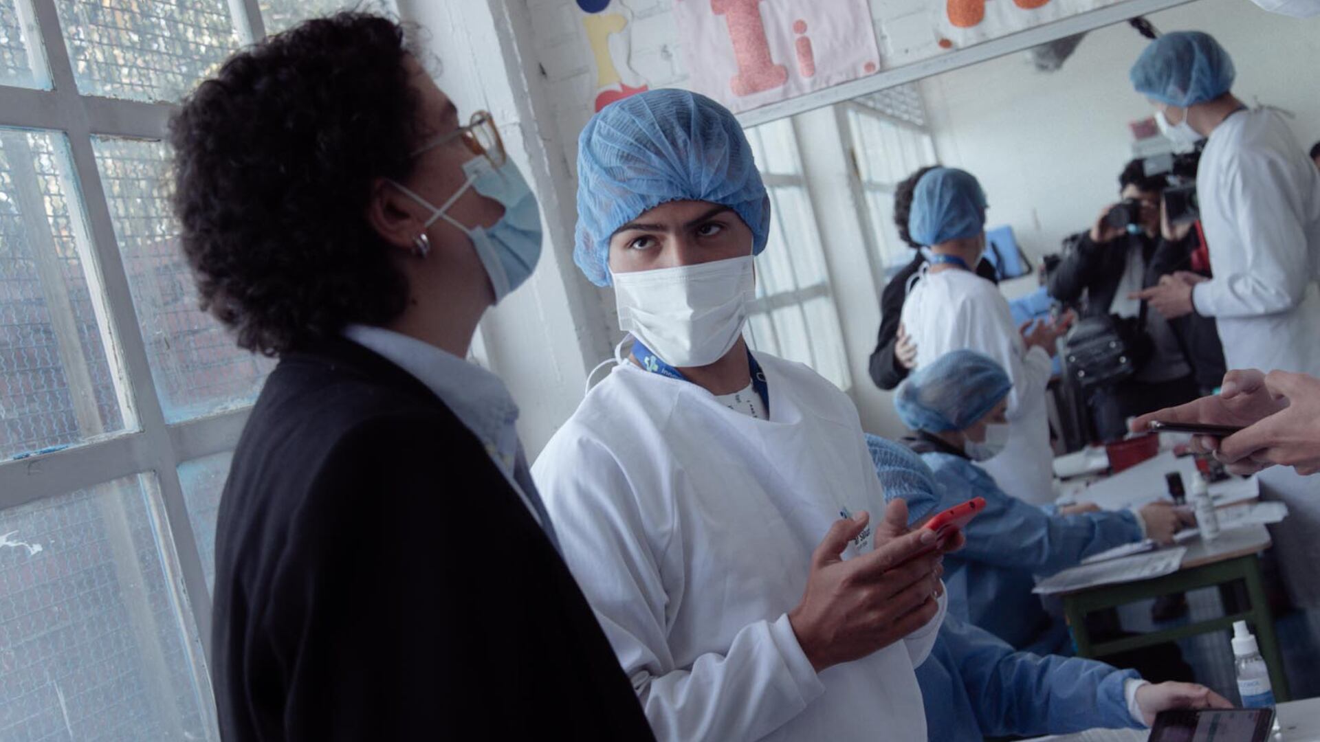 Silvia Restrepo, vicerrectora Académica (e) de la Universidad de los Andes, durante una de las jornadas de vacunación.