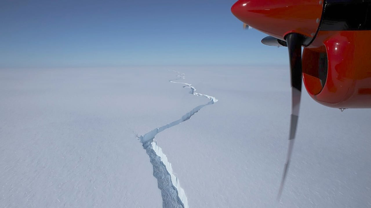 Foto aérea tomada en enero de 2021 por el British Antarctic Survey que muestra una grieta masiva en la plataforma de hielo Brunt en la Antártida
(British Antarctic Survey via AP)