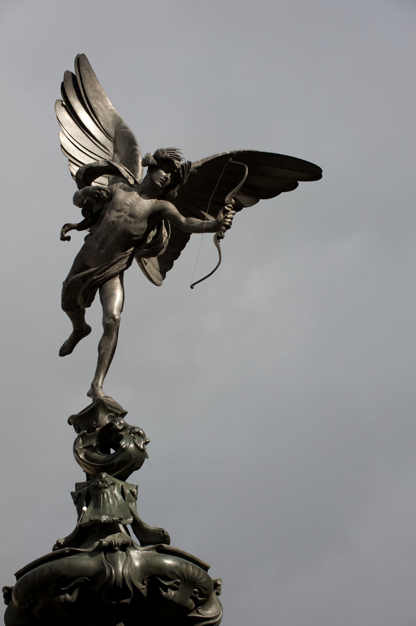La estatua de Eros disfrutando del sol de la tarde en el Piccadilly Circus de Londres