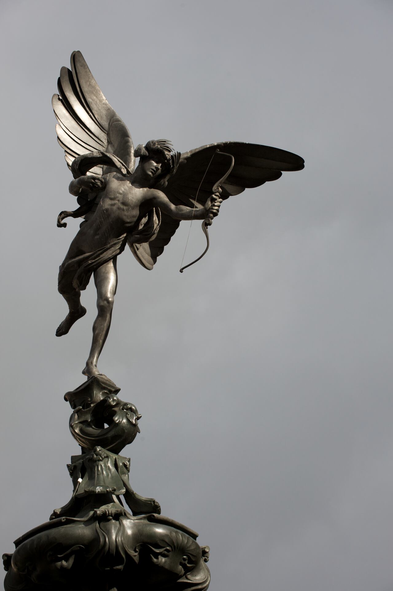 La estatua de Eros disfrutando del sol de la tarde en el Piccadilly Circus de Londres