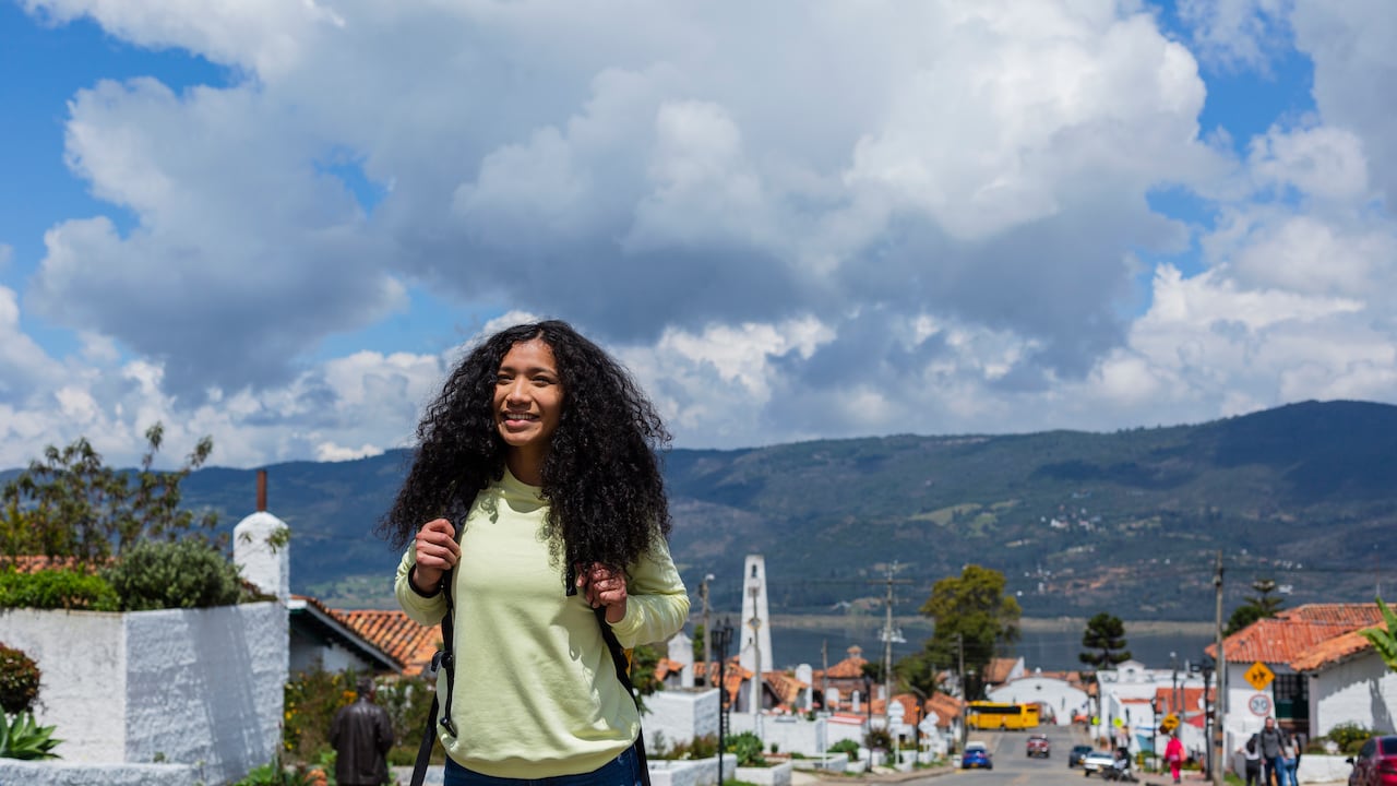 Mujer latina recorriendo las calles de Guatavita.