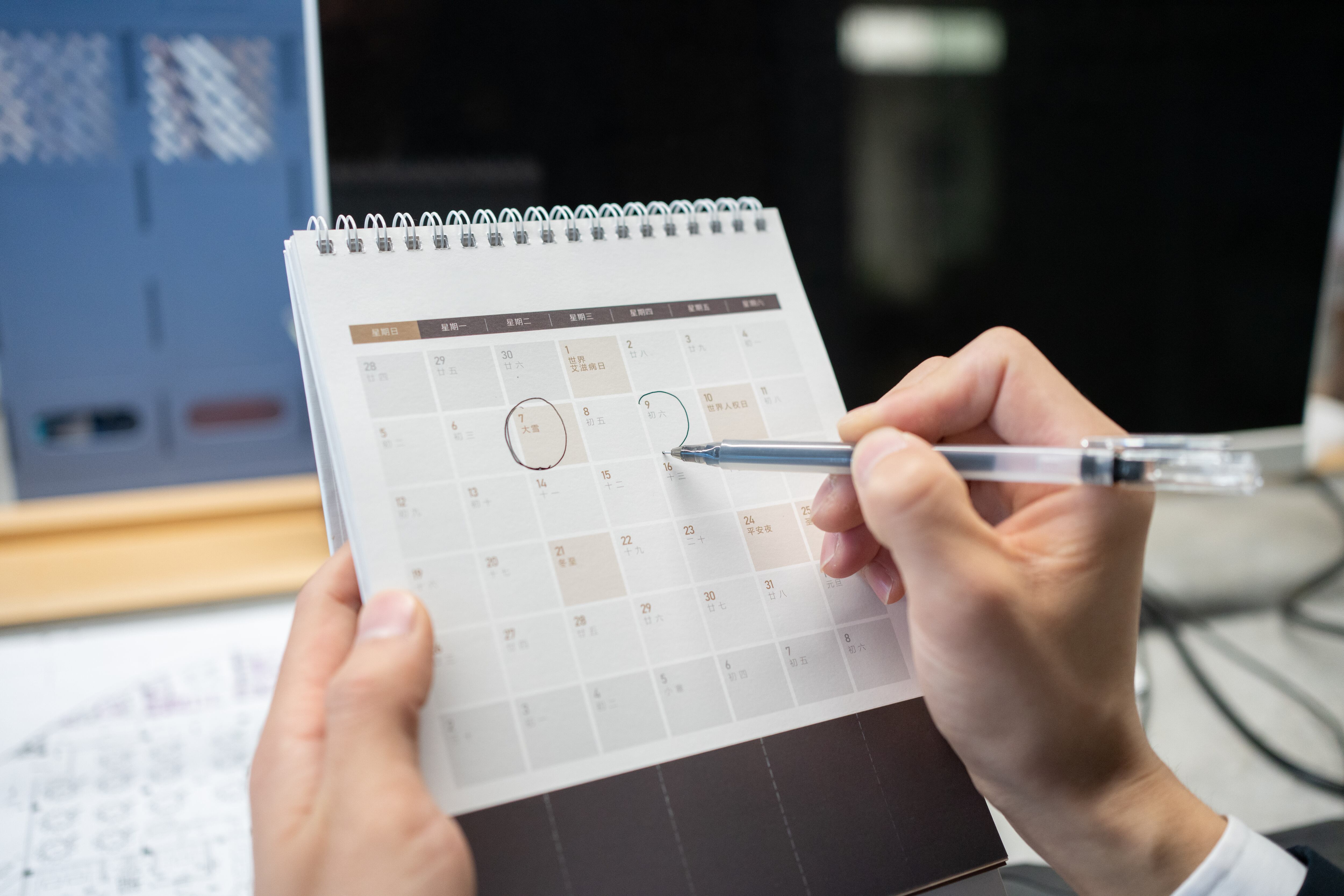 Turista programando su próximo viaje