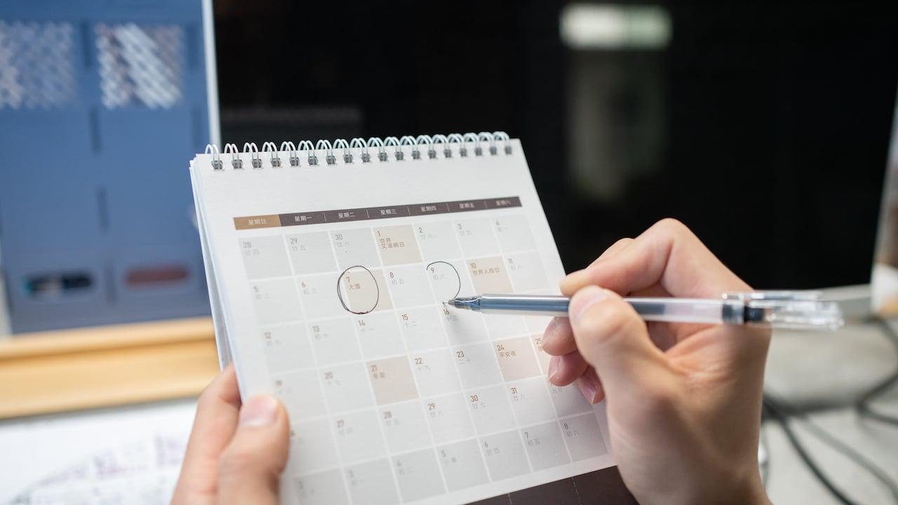 Viajero consultando el calendario