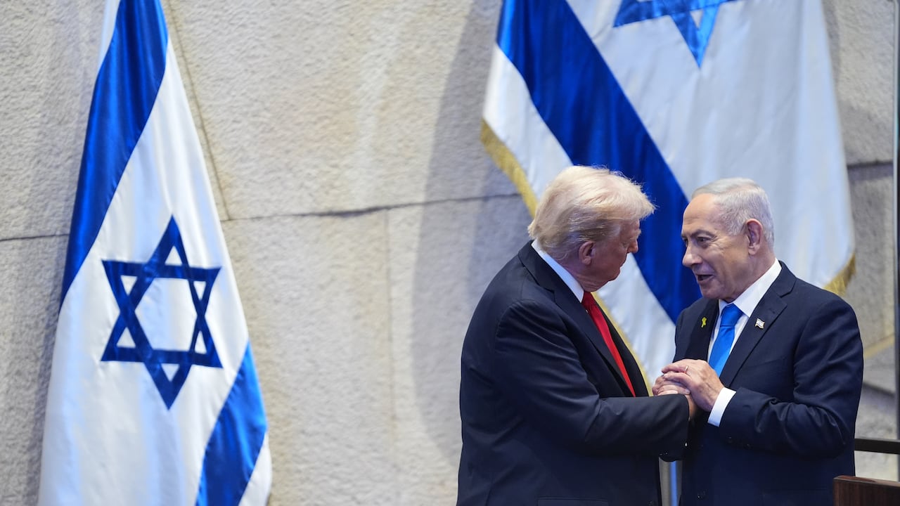 El presidente Donald Trump conversa con el primer ministro israelí, Benjamin Netanyahu, en la Knéset, el parlamento israelí, el lunes 13 de octubre de 2025, en Jerusalén.