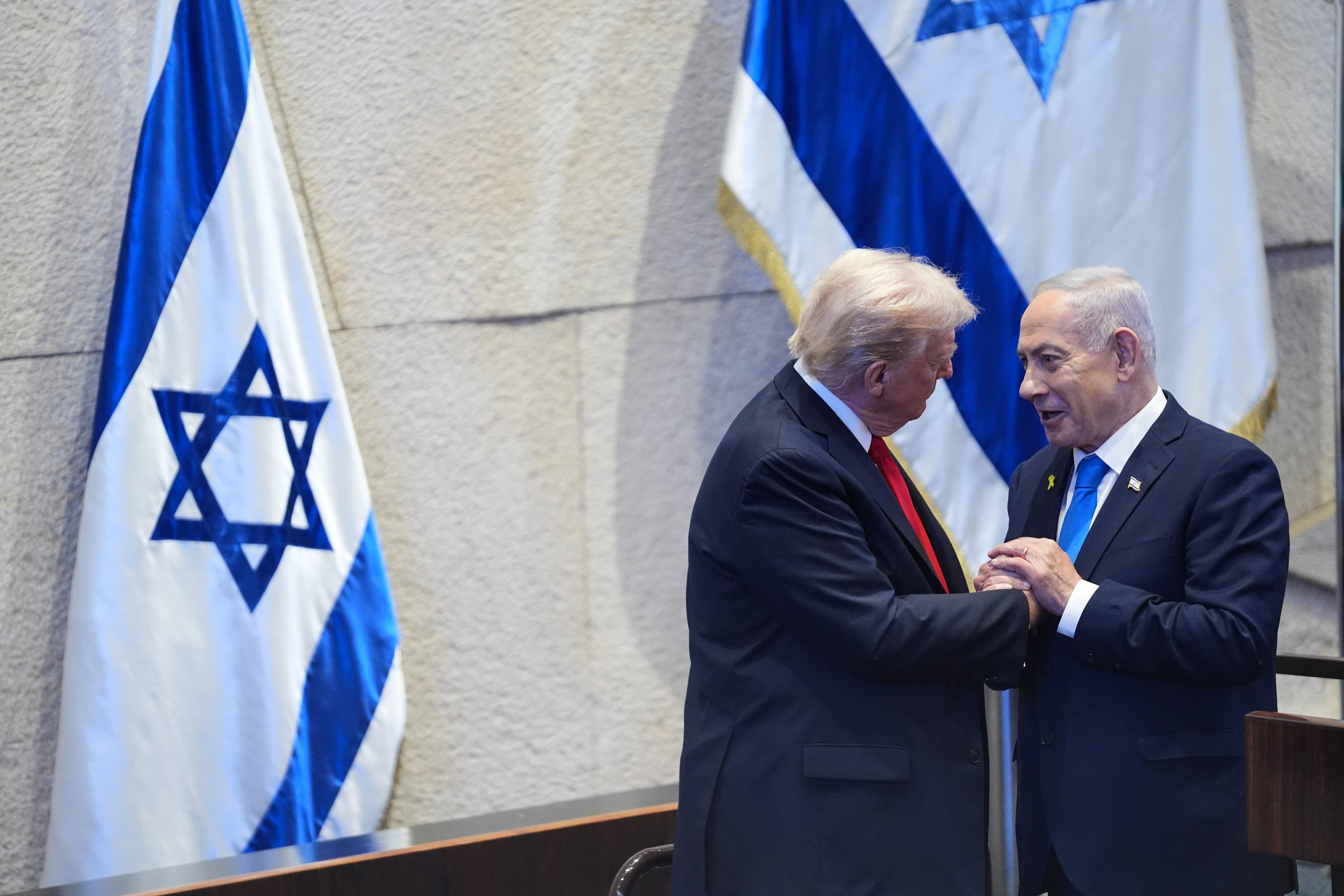 El presidente Donald Trump conversa con el primer ministro israelí, Benjamin Netanyahu, en la Knéset, el parlamento israelí, el lunes 13 de octubre de 2025, en Jerusalén.