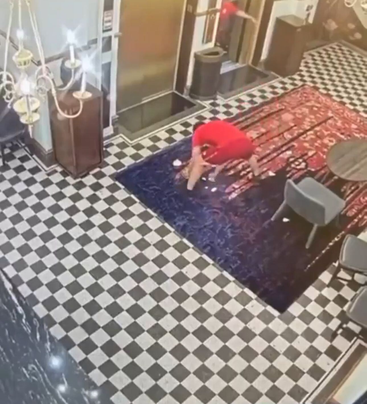 Uno de los jugadores recoge partes del jarrón del suelo