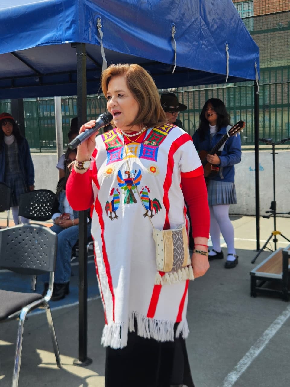 25 para el 25 es una iniciativa editorial dirigida a adolescentes y jóvenes
latinoamericanos, cuyo propósito es fomentar el hábito lector y propiciar un
acercamiento crítico y sensible a la memoria histórica, los procesos sociales y las luchas que han marcado la región.