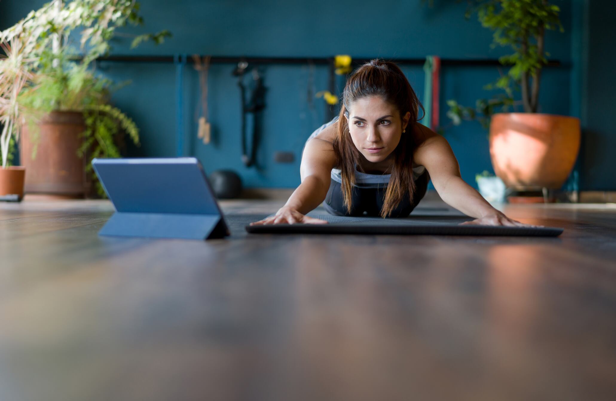 El yoga es otra de las disciplinas que migró al mundo virtual. Para muchas personas en confinamiento, ha sido una alternativa que les ha permitido desde casa reducir el estrés y controlar la depresión y la ansiedad.