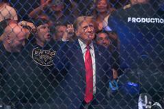 El expresidente Donald Trump hace un gesto mientras asiste al evento de artes marciales mixtas UFC 302 el sábado 1 de junio de 2024 en Newark, Nueva Jersey
