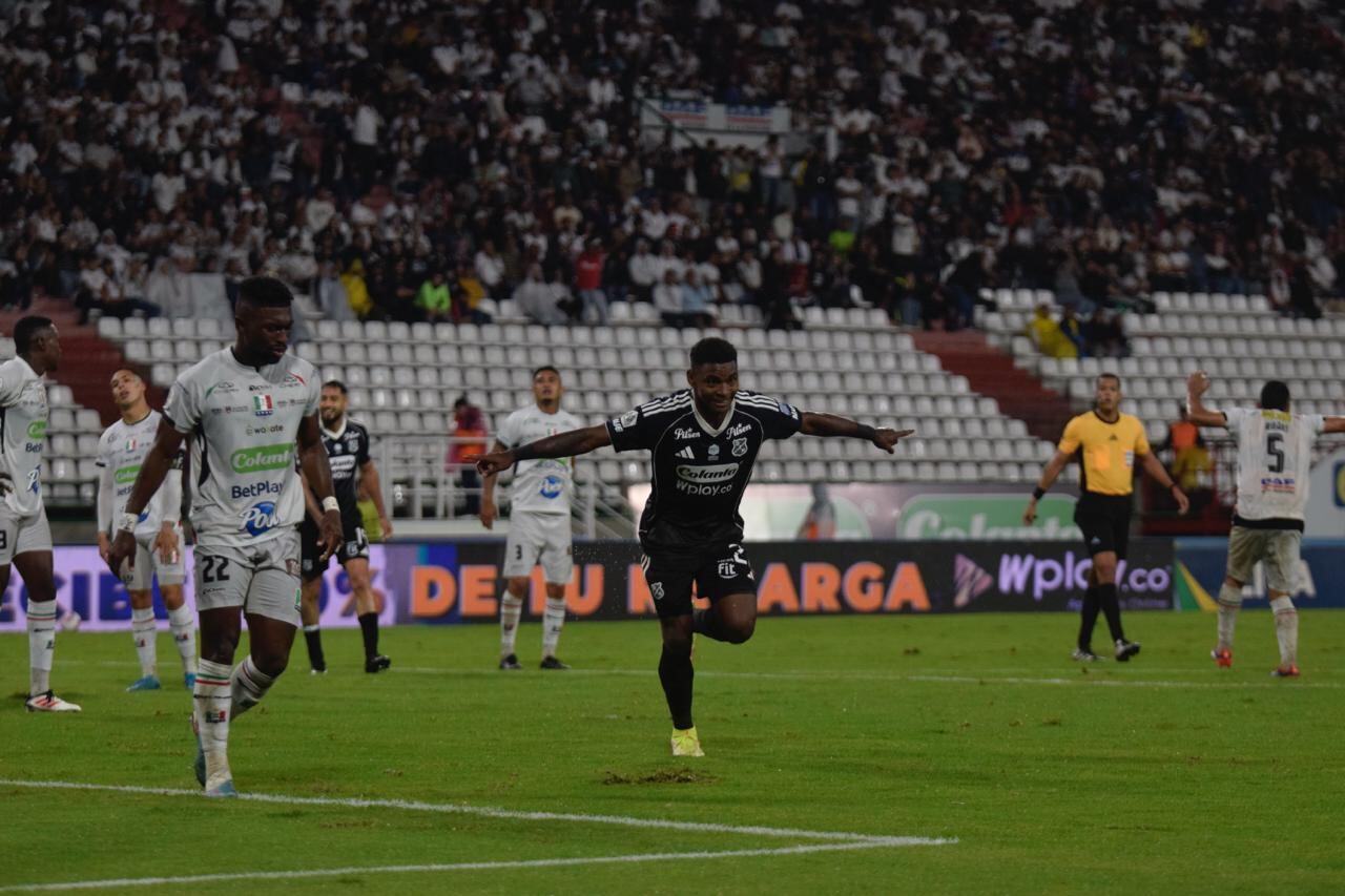 Bryan León celebrando uno de sus goles contra Once Caldas