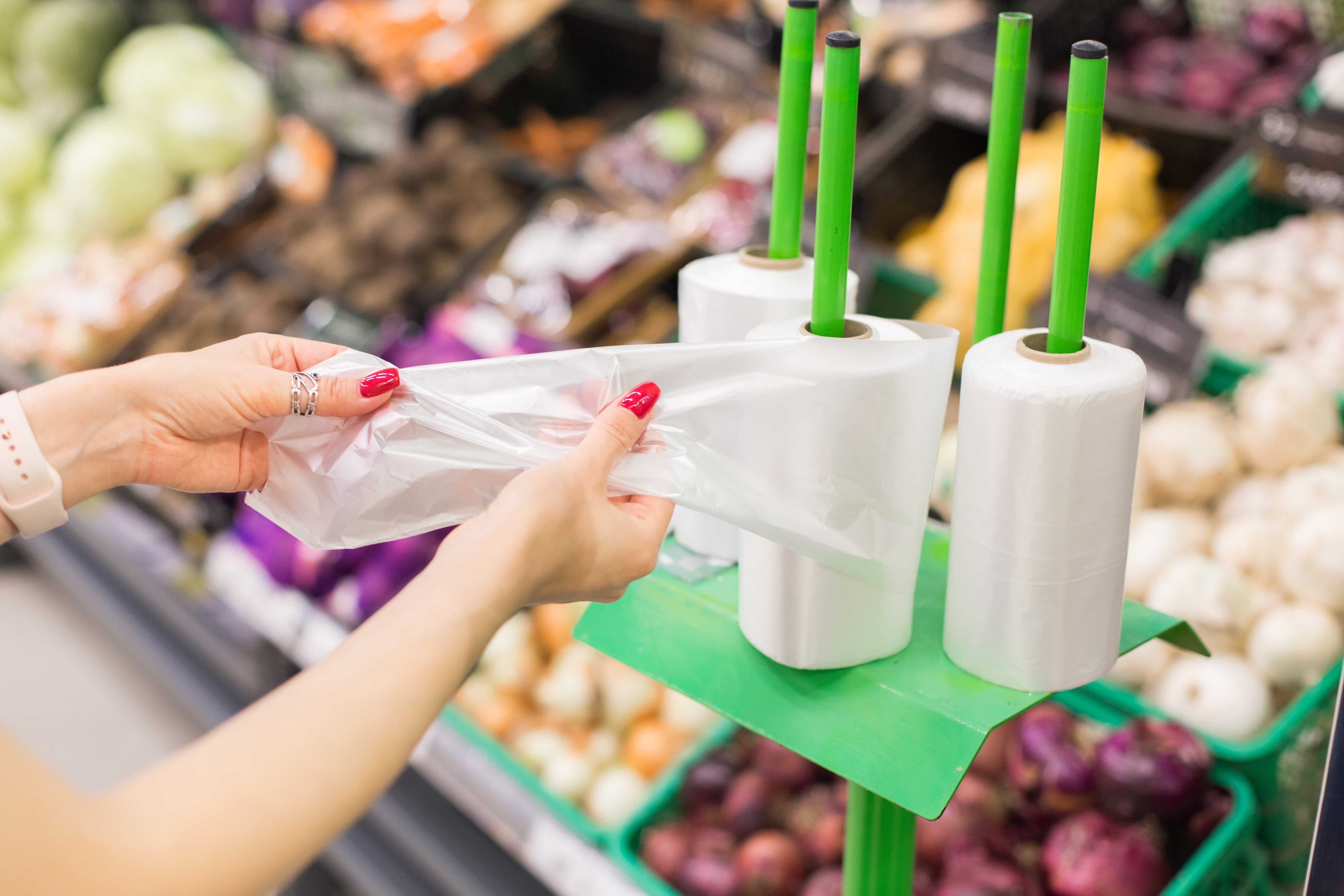 Según datos del gremio Acoplásticos, el uso de las bolsas plásticas en los mercados formales ha caído más de un 60 %.