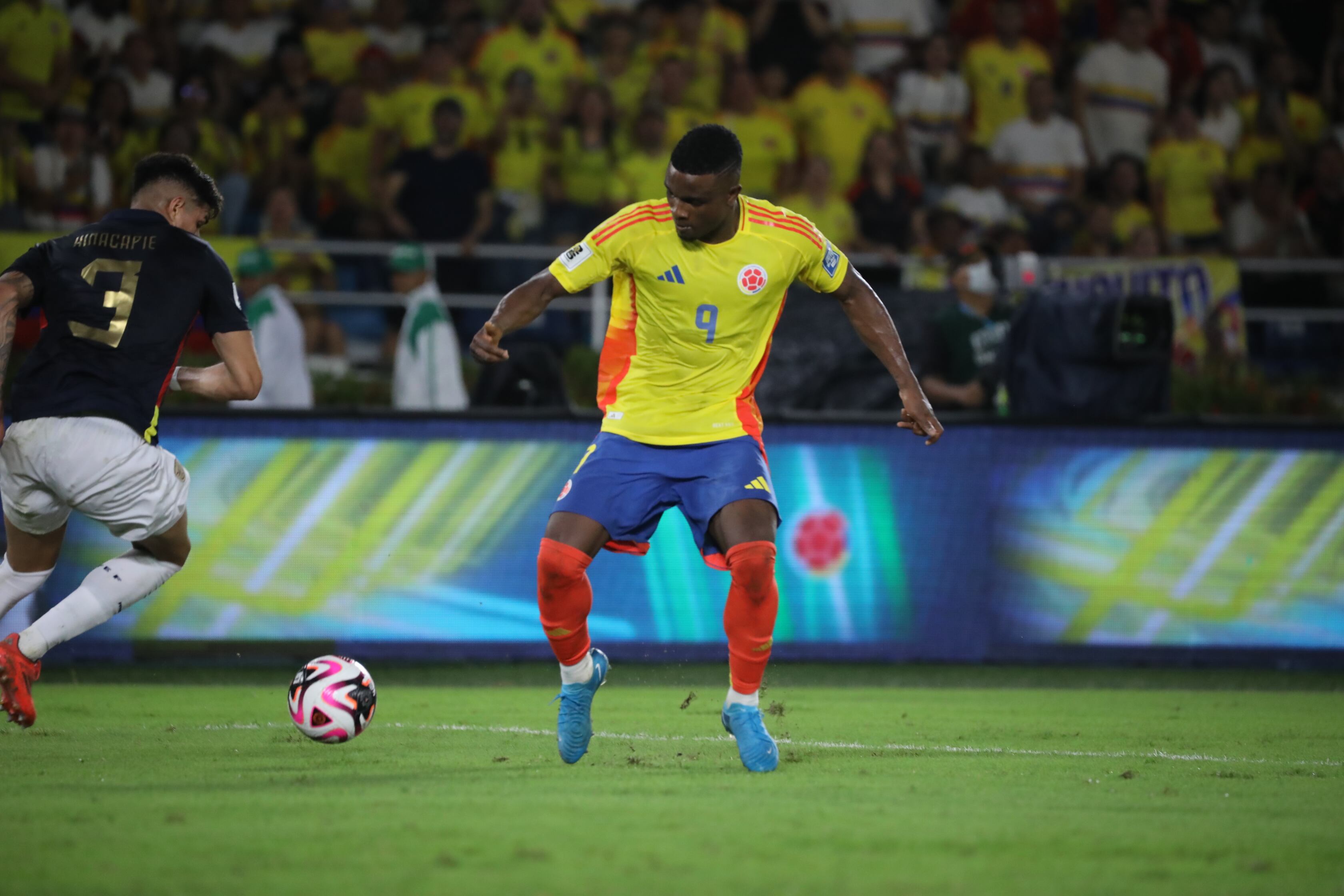Jhon Córdoba durante el partido de la Selección Colombia contra Ecuador, por las Eliminatorias al Mundial del 2026.