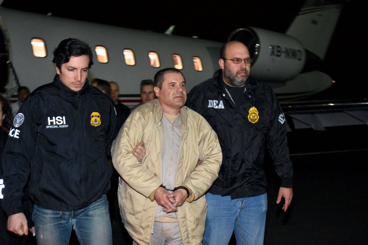 Autoridades norteamericanas escoltan a Joaquín 'El Chapo' Guzmán, desde un avión hasta una caravana de vehículos que lo esperaban en el aeropuerto de Long Island MacArthur, de Ronkonkoma, Nueva York. / Foto AP