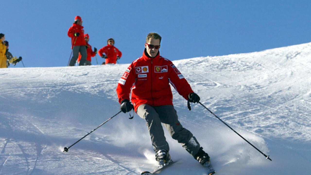 El 29 de diciembre, mientras esquiaba con su hijo, Michael Schumacher decidió atravesar un trecho lleno de piedras por fuera de la pista. El expiloto perdió el equilibrio y se estrelló contra una piedra. Desde entonces está en coma inducido.