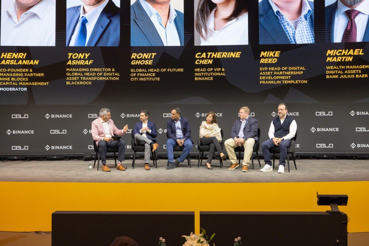 De izquierda a derecha, Henri Arslanian, Tony Ashraf, Ronit Ghose, Catherine Chen, Mike Reed y Michael Martin en uno de los paneles destacados de la Binance Blockchain Week 2025.