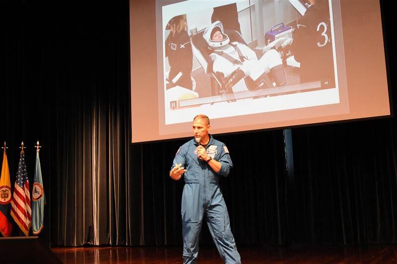 Astronauta invitado y Piloto de la Fuerza Aérea de los Estados Unidos, coronel Michael Hopkins