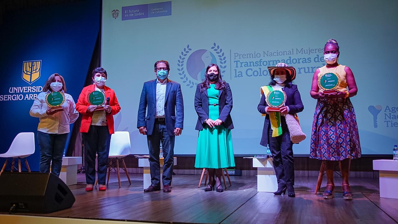 Durante la ceremonia del Premio Mujeres Transformadoras de la Colombia Rural se realizó un conversatorio entre las cuatro ganadoras sobre la tenencia de la tierra.