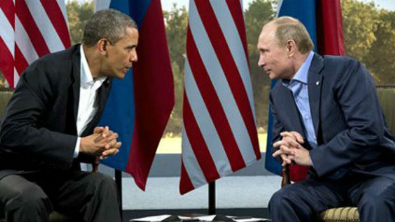 El presidente de Estados Unidos, Barack Obama (izq.) en su encuentro con el presidente de Rusia, Vladimir Putin (der.), en la cumbre del G-8, en Irlanda.