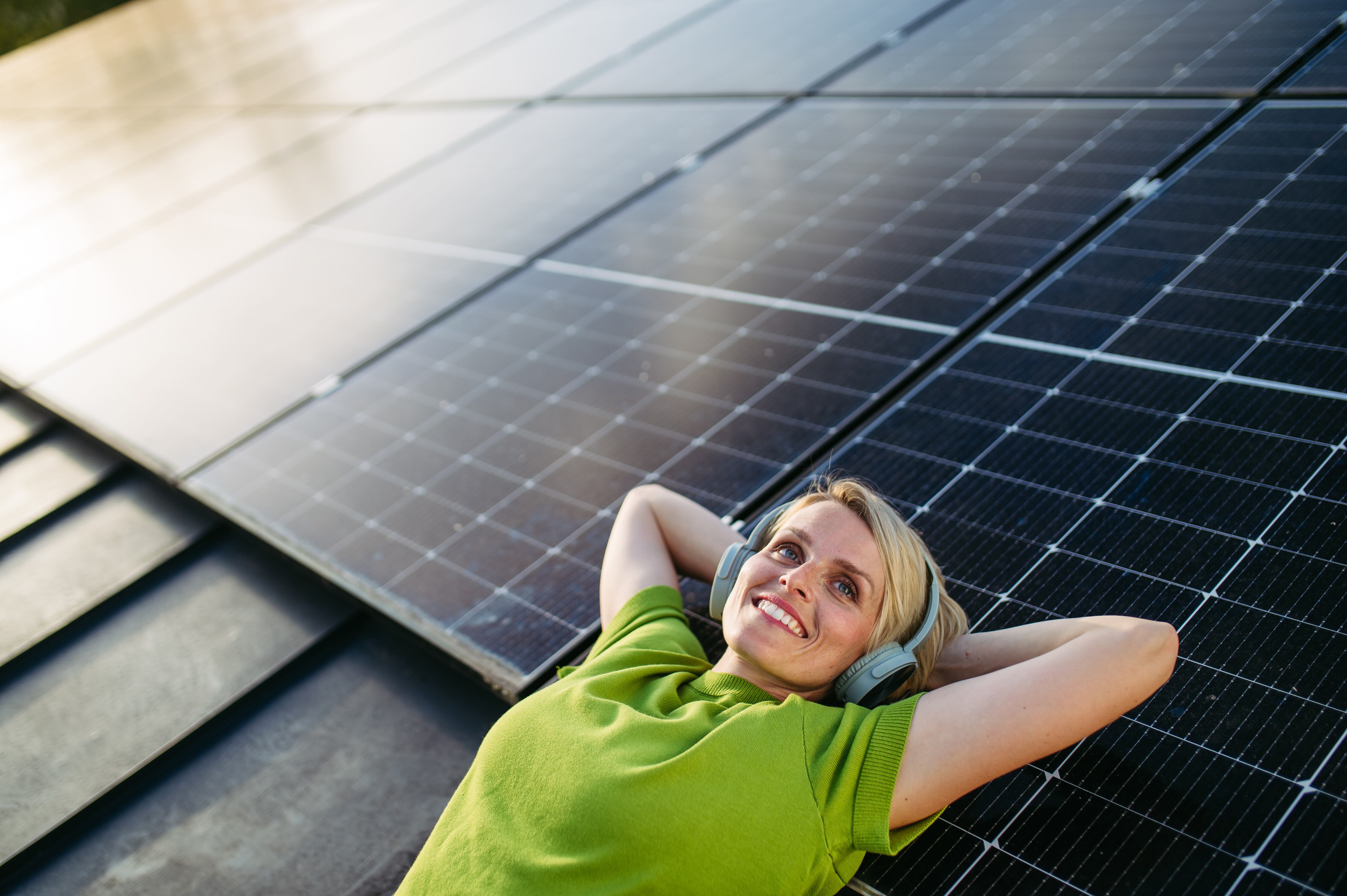 La eficiencia de un panel solar indica cuánta energía solar puede convertir en electricidad.