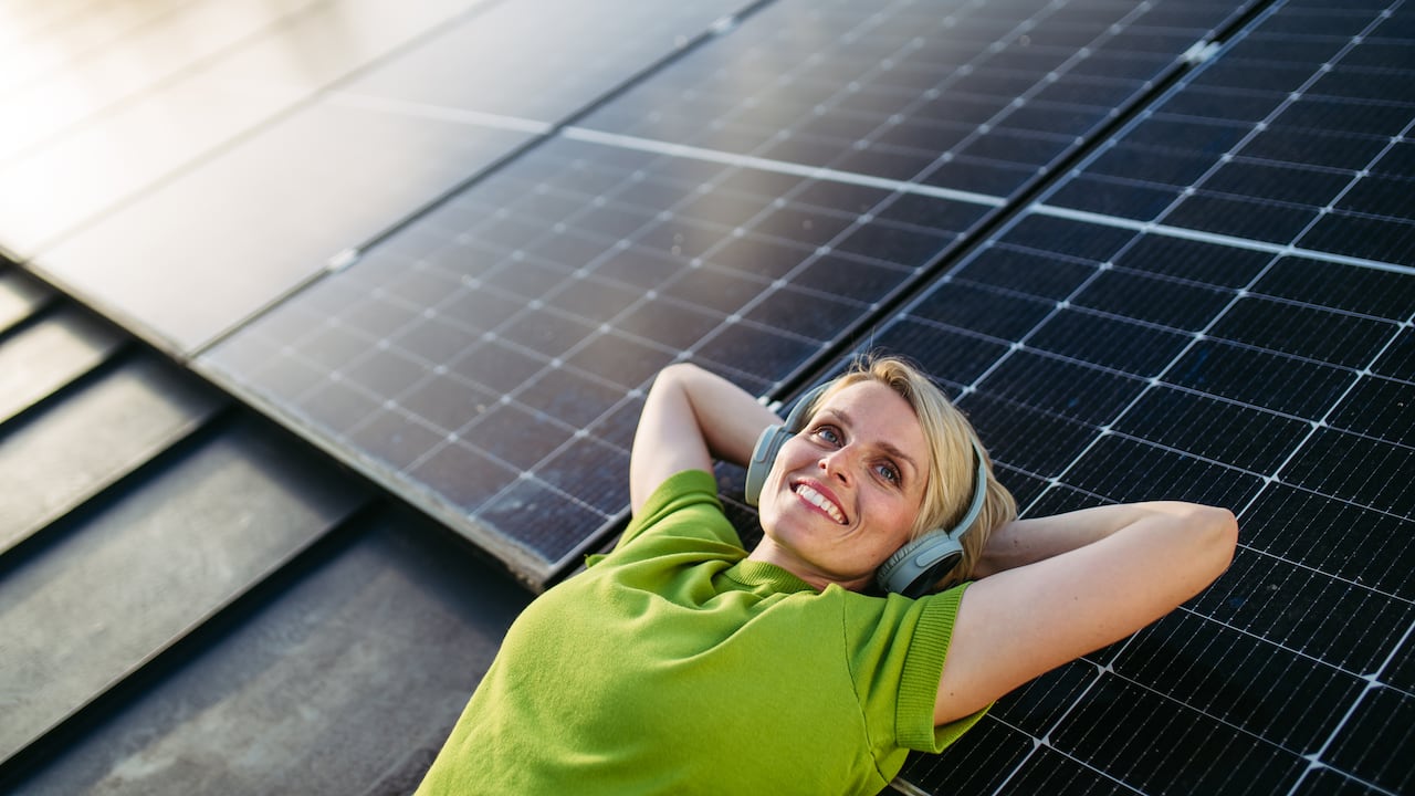La eficiencia de un panel solar indica cuánta energía solar puede convertir en electricidad.