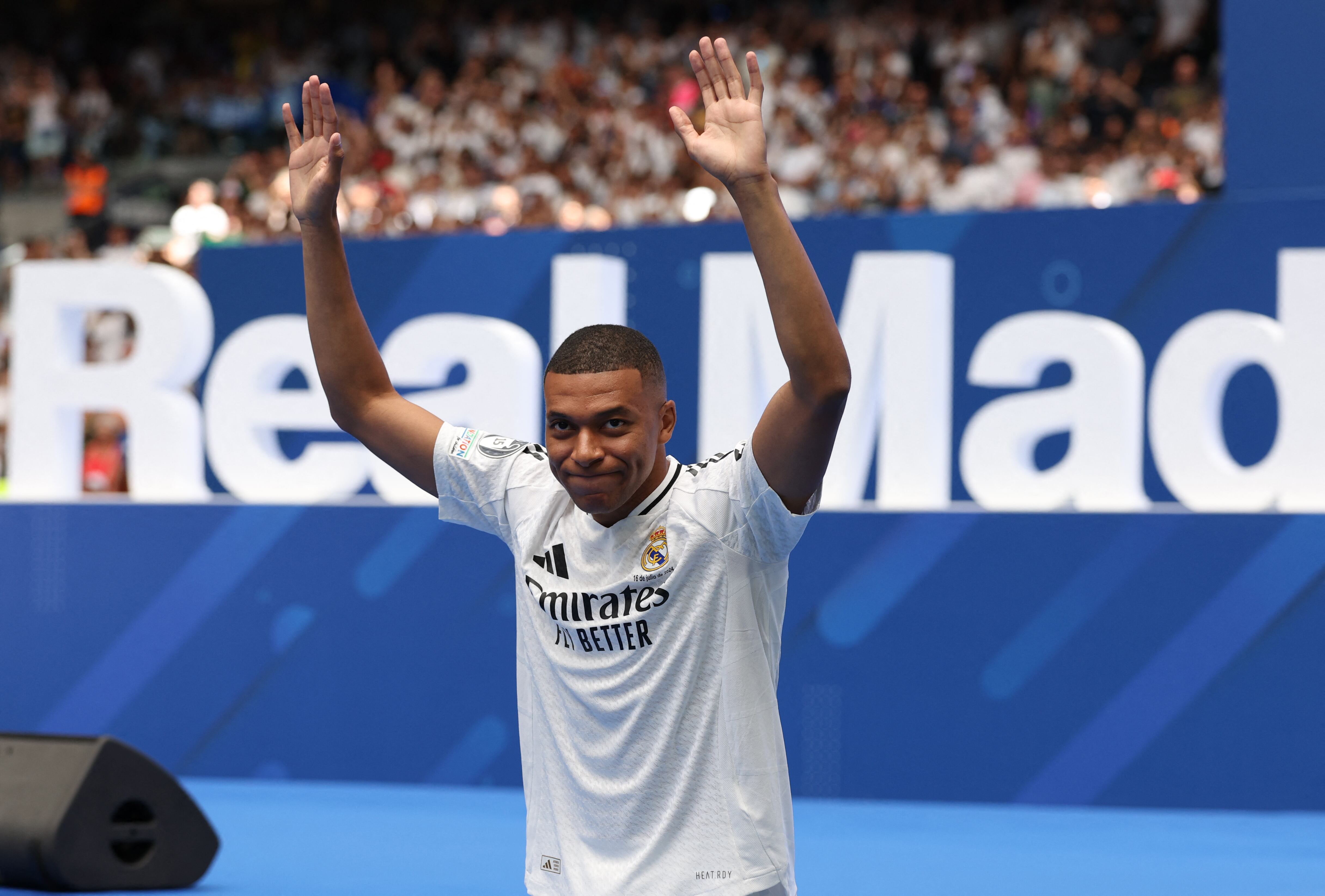 El francés Mbappé pisa el césped del Santiago Bernabéu como nuevo jugador del Real Madrid
