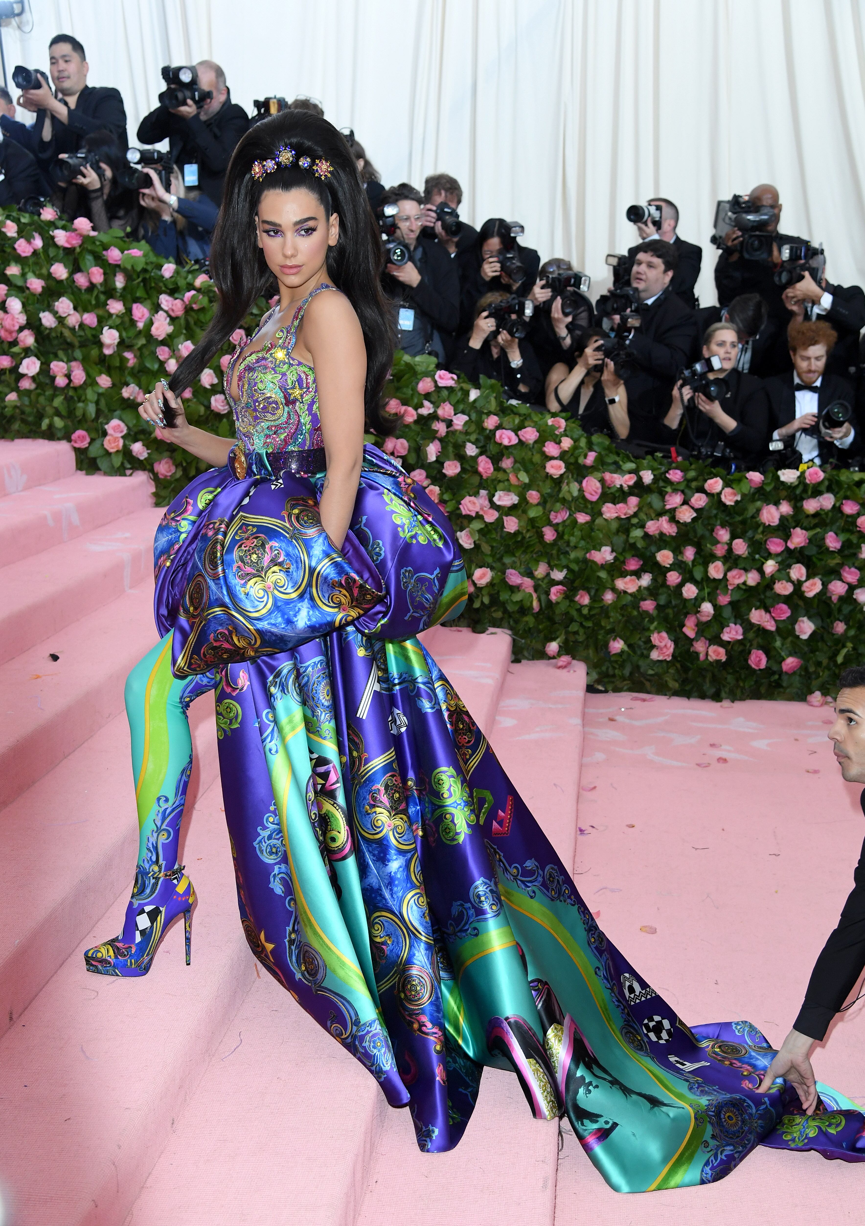 NEW YORK, NEW YORK - MAY 06: Dua Lipa llega a la 2019 Met Gala que celebra Camp: Notes on Fashion en el  Metropolitan Museum of Art. Foto: Karwai Tang/Getty Images.