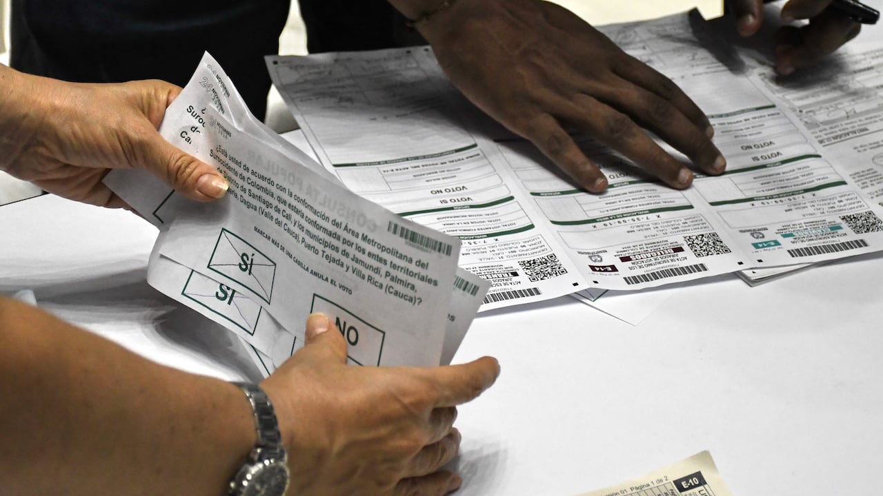 Cali: Escrutinios, con poca asistencia de votantes, pero ganando el sí se realizó este domingo 24 de agosto, la consulta popular para decidir la creación del Área Metropolitana del Sur occidente (AMSO). Foto José L Guzmán. El País