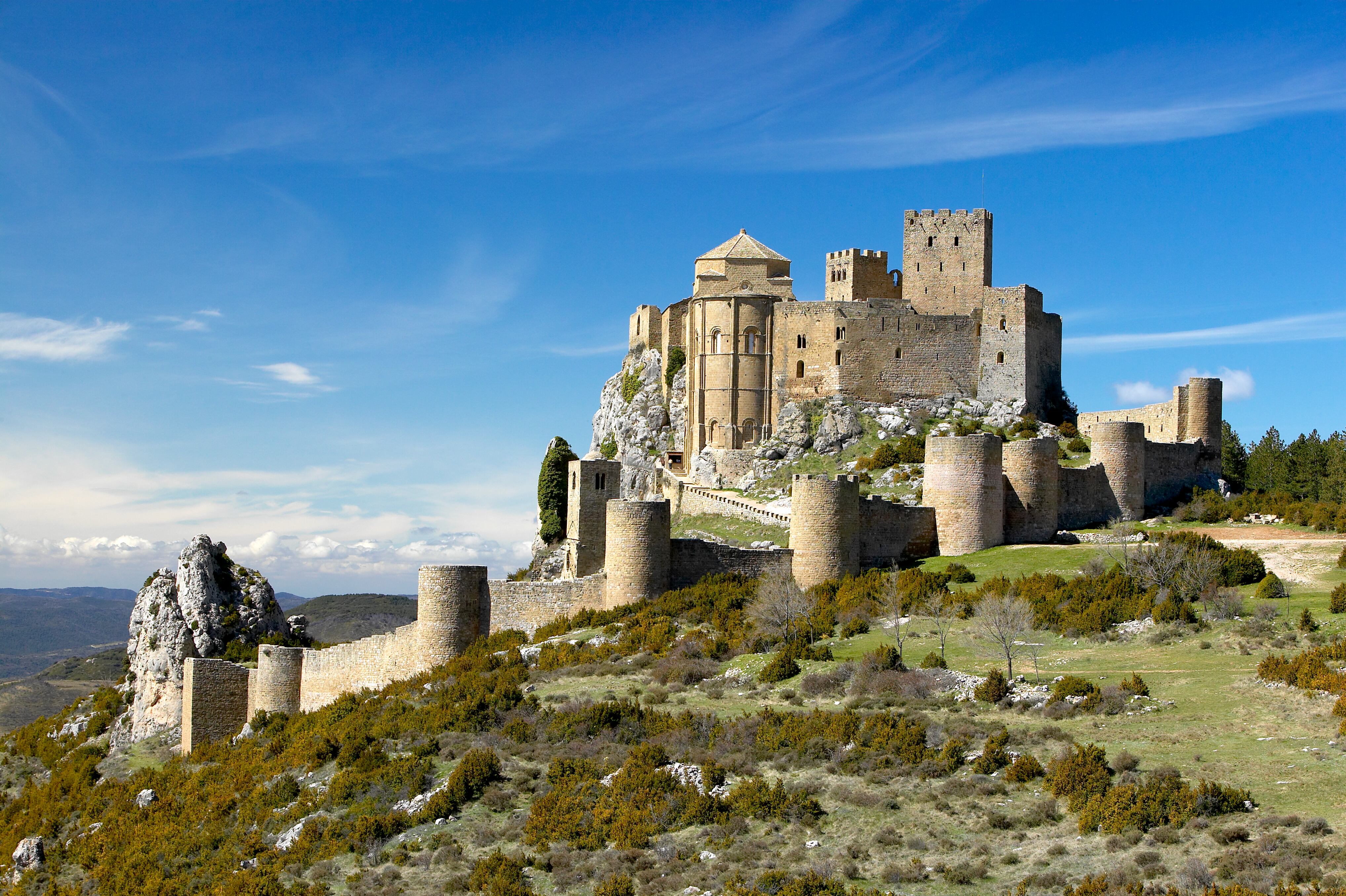 El Castillo de Loarre, situado en la provincia de Huesca, es uno de los lugares más icónicos de España. Fue declarado Bien de Interés Cultural.