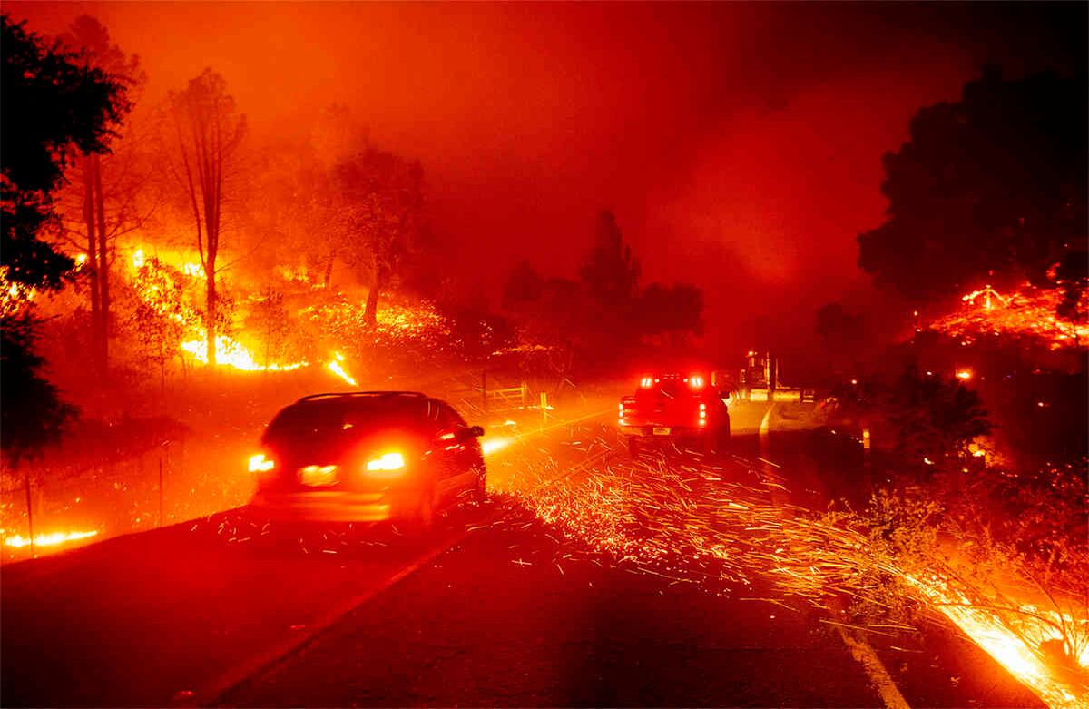 Las llamas se elevan a lo largo de una carretera durante el incendio de Kincade que afectó a la comunidad de Jimtown en el condado de Sonoma, California, el jueves 24 de octubre de 2019. (Foto: AP / Noah Berger)