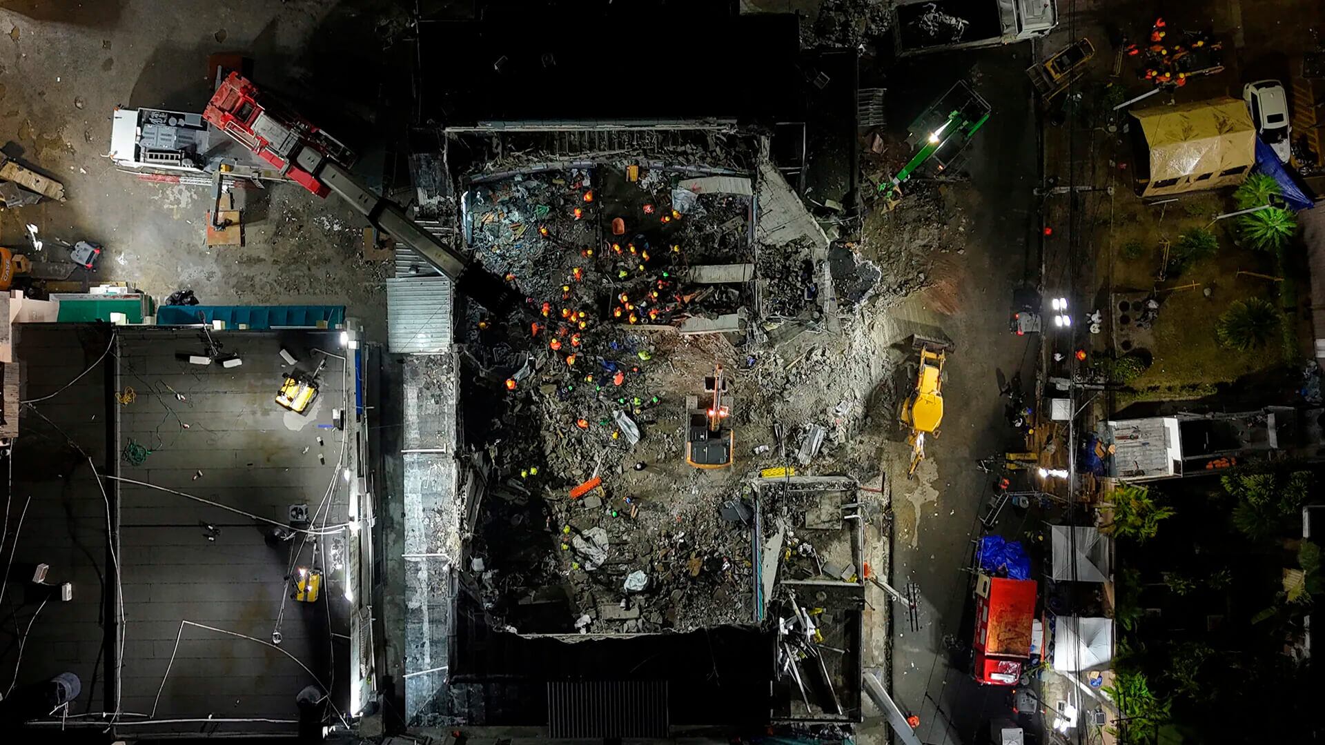 Trabajadores de rescate buscan cuerpos en el club nocturno Jet Set después de que su techo se derrumbara durante un concierto de merengue en Santo Domingo, República Dominicana