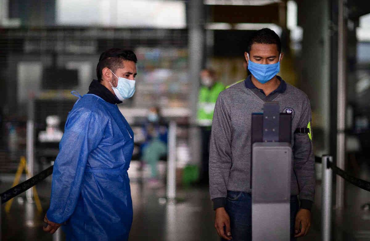 En El Dorado también se instalaron 255 acrílicos como barreras de protección en diferentes puntos donde se realiza la atención al público. Foto: Esteban Vega/SEMANA