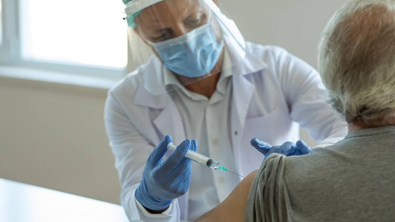 El mundo ya ha aplicado 23,7 millones de dosis de vacunas contra la covid