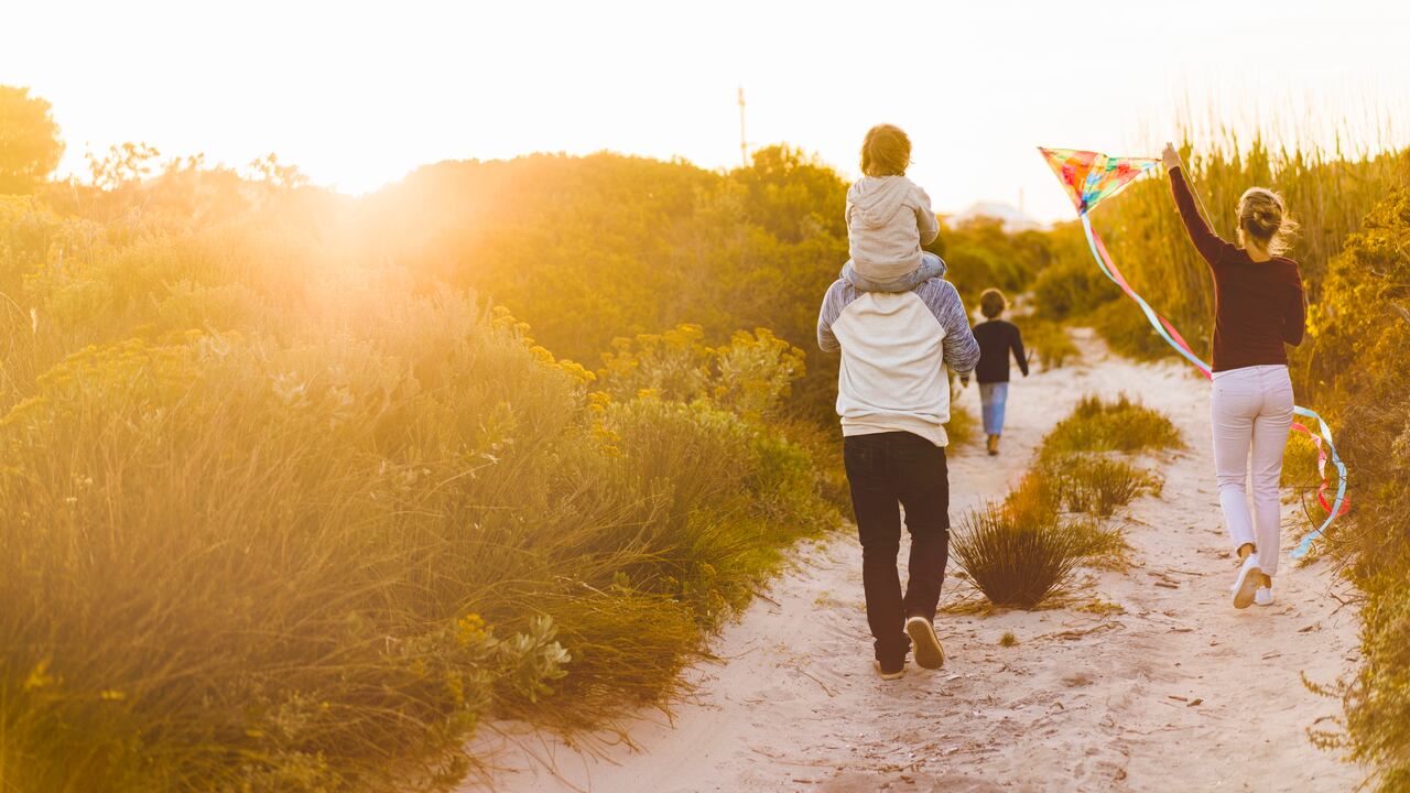Caminar al aire libre, ya sea solo, con amigos o familia, puede ayudar a mejorar la salud física y mental.