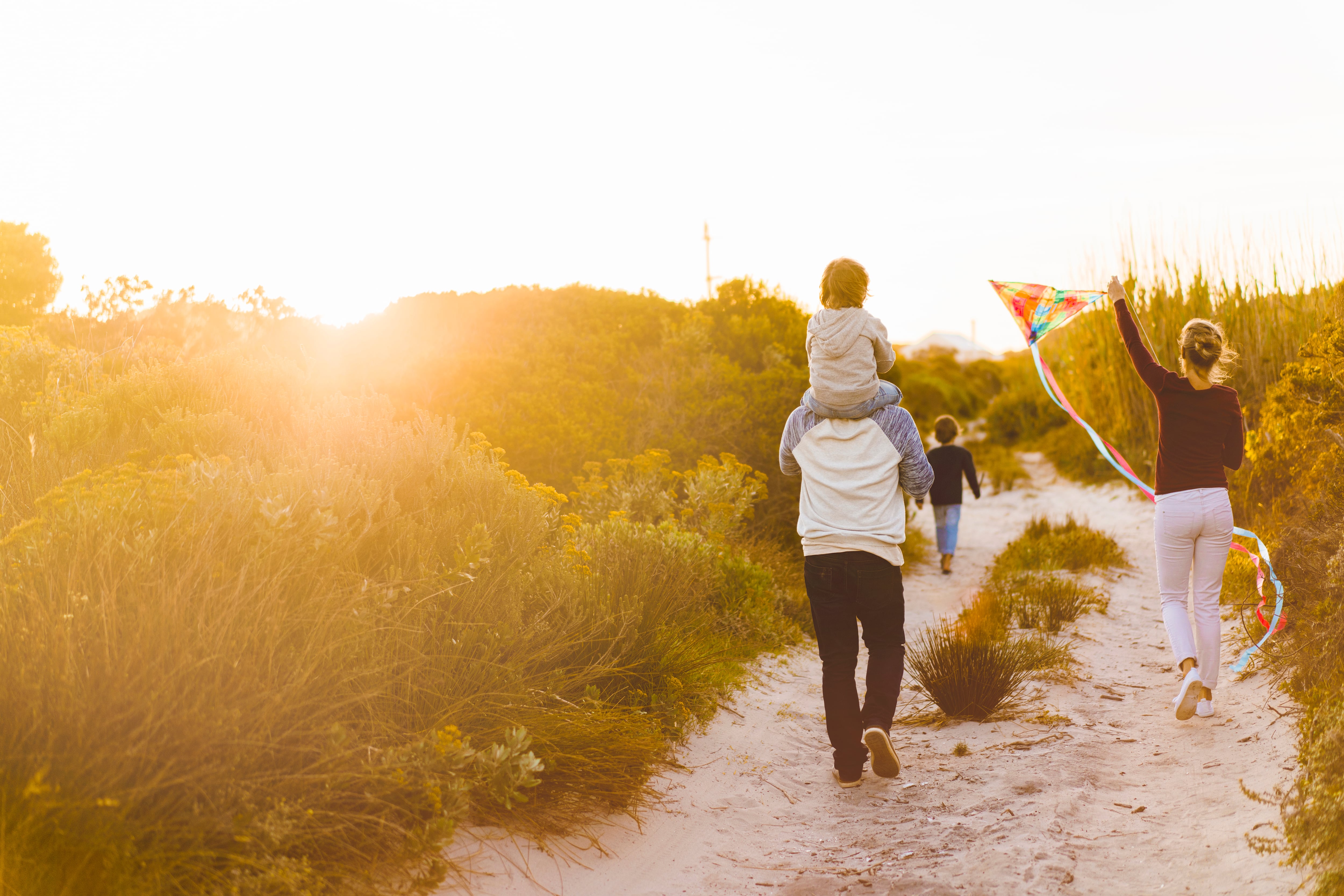 Caminar al aire libre, ya sea solo, con amigos o familia, puede ayudar a mejorar la salud física y mental.