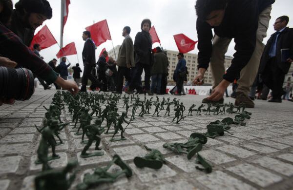 Los chilenos ubicaron al frente del Palacio de la Moneda soldados de juguetes para conmemorar los 40 años del golpe de Estado a Allende, liderado por Pinochet. (AP)