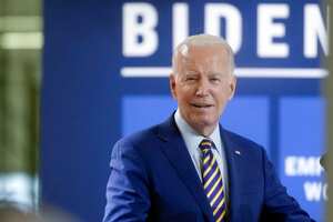 El presidente Joe Biden durante una visita a una compañía de manufactura solar que es parte de su campaña "Bidenomics", el jueves 6 de julio de 2023, en West Columbia, Carolina del Sur. (AP Foto/Meg Kinnard)