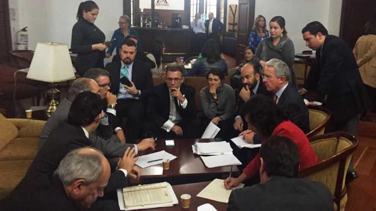 Los senadores del Centro Democrático se reunieron con los políticos del Pacto por la paz.