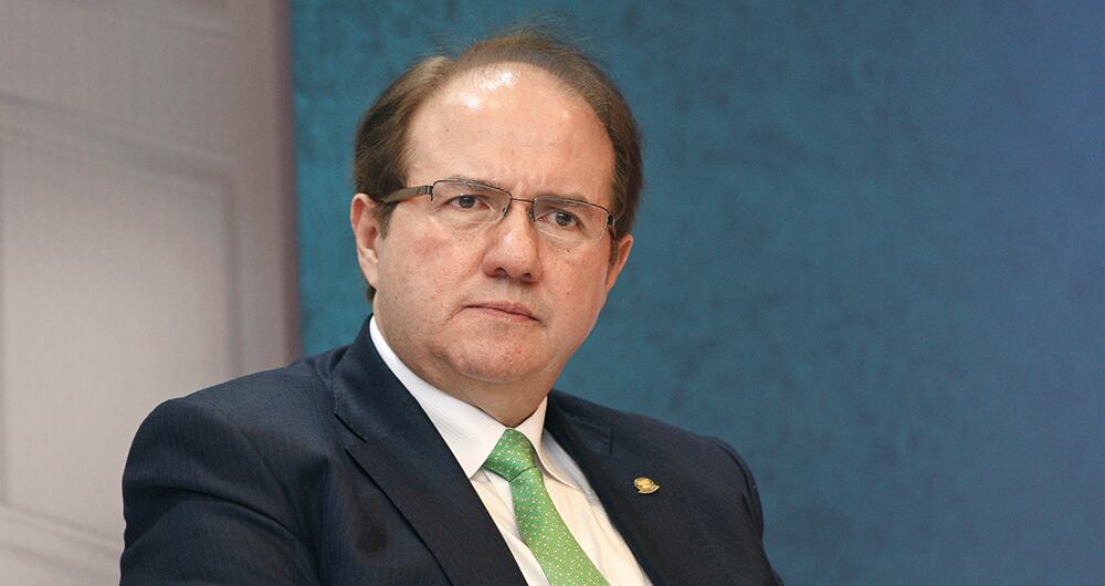 Leonidas bustos. El expresidente de la corte está supuestamente en Canadá. Su caso sigue en el Congreso.