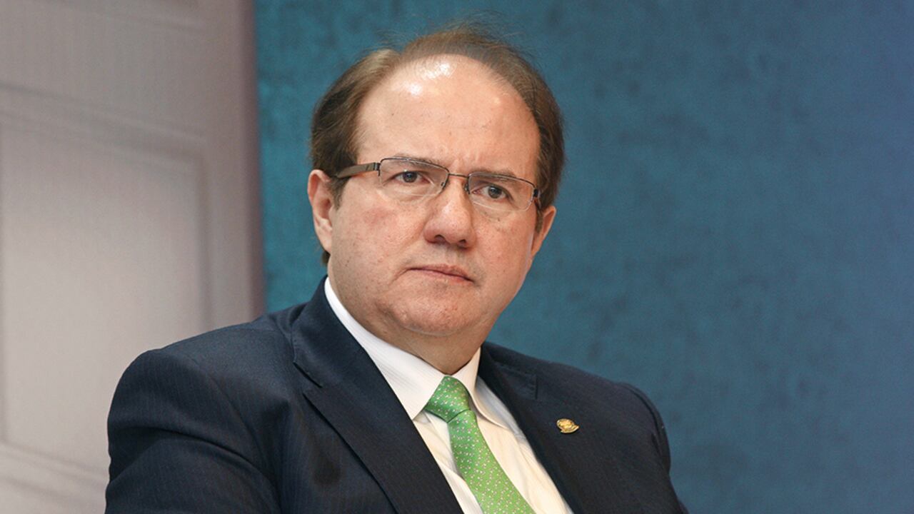 Leonidas bustos. El expresidente de la corte está supuestamente en Canadá. Su caso sigue en el Congreso.