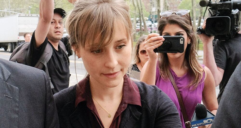 La actriz Allison Mack, la mejor amiga de Superman en Smallville, reclutaba niñas para el grupo y tenía sus propias esclavas sexuales. Ella lo fue de Raniere. 