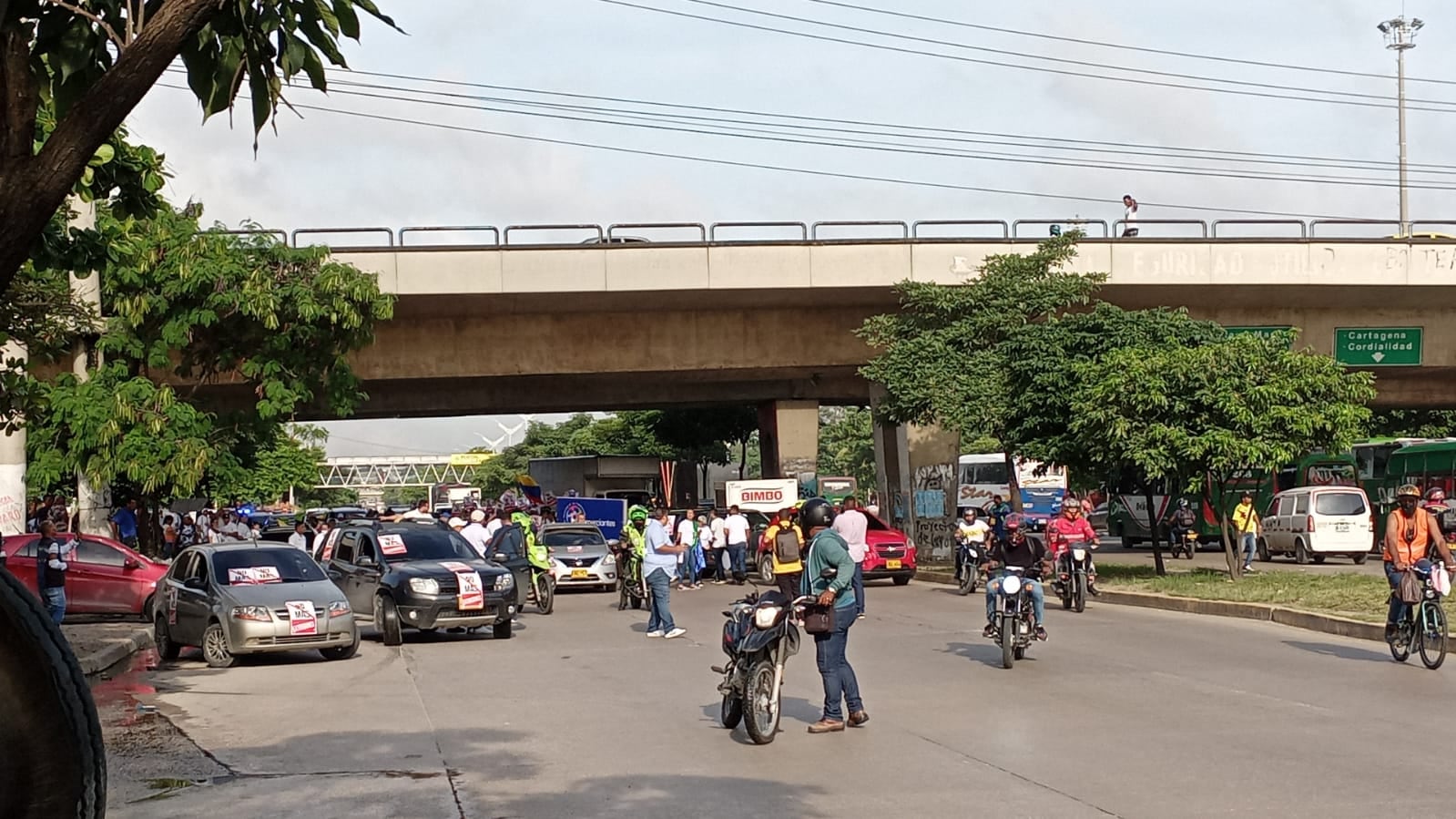 Autoridades de Tránsito y de Policía acompañan a los comerciantes en la marcha.