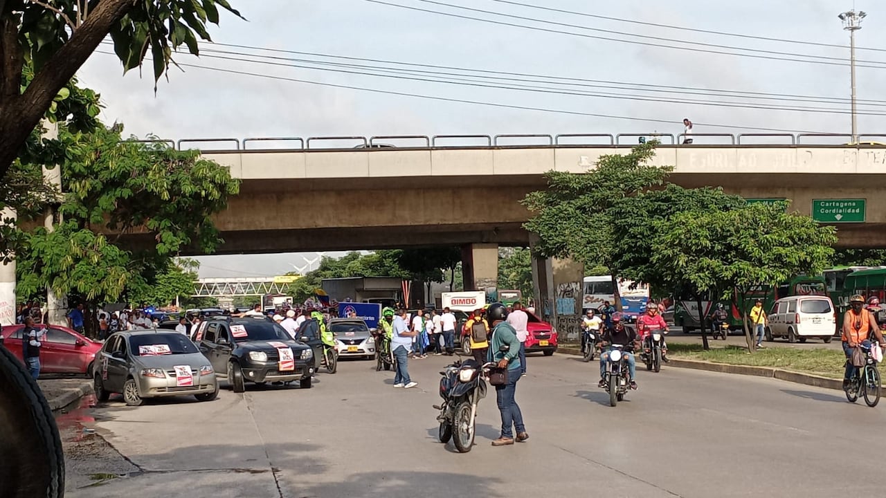 Autoridades de Tránsito y de Policía acompañan a los comerciantes en la marcha.