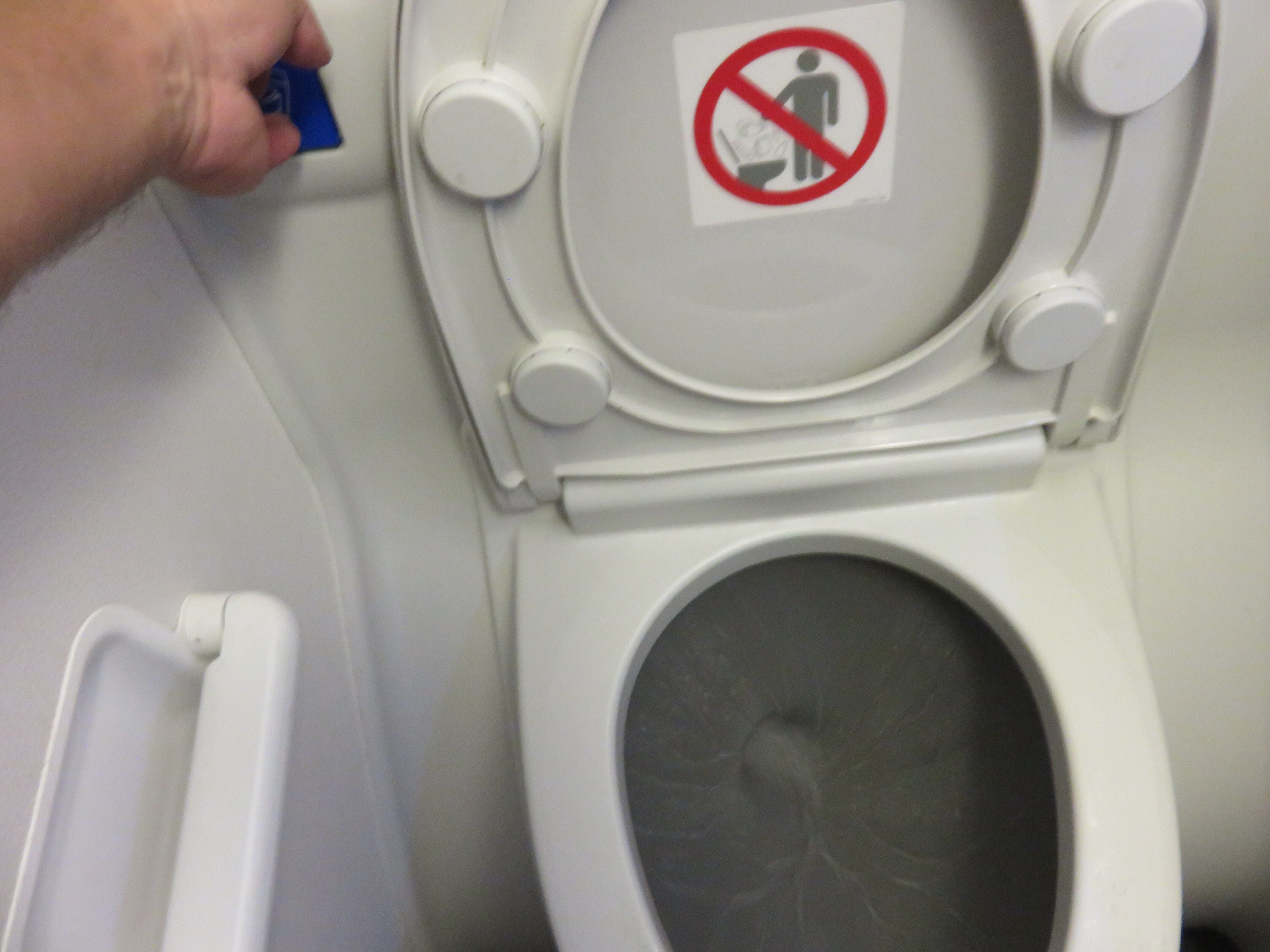 Baño de un avión