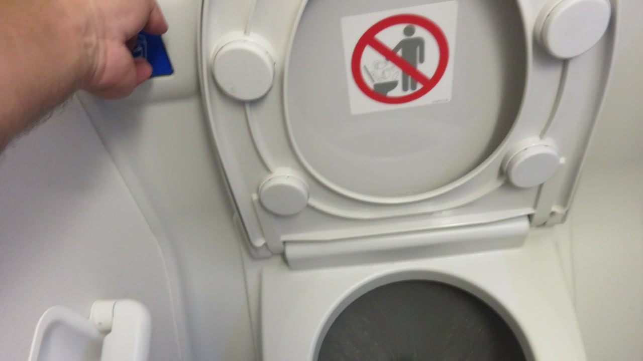 Baño de un avión
