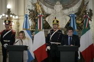 La primera ministra de Italia, Giorgia Meloni, escucha al presidente de Argentina, Javier Milei, durante una declaración conjunta en el palacio presidencial de la Casa Rosada en Buenos Aires el 20 de noviembre de 2024. (Foto de Juan Mabromata / AFP)