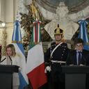 La primera ministra de Italia, Giorgia Meloni, escucha al presidente de Argentina, Javier Milei, durante una declaración conjunta en el palacio presidencial de la Casa Rosada en Buenos Aires el 20 de noviembre de 2024. (Foto de Juan Mabromata / AFP)