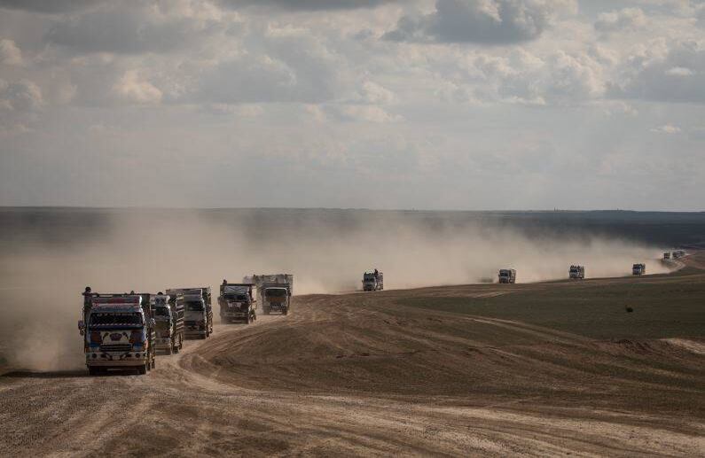 BAGOUZ, SIRIA - 11 DE FEBRERO: camiones de civiles que han huido de los combates en Bagouz son transportados a un campamento. FOTO: Chris McGrath / Getty Images