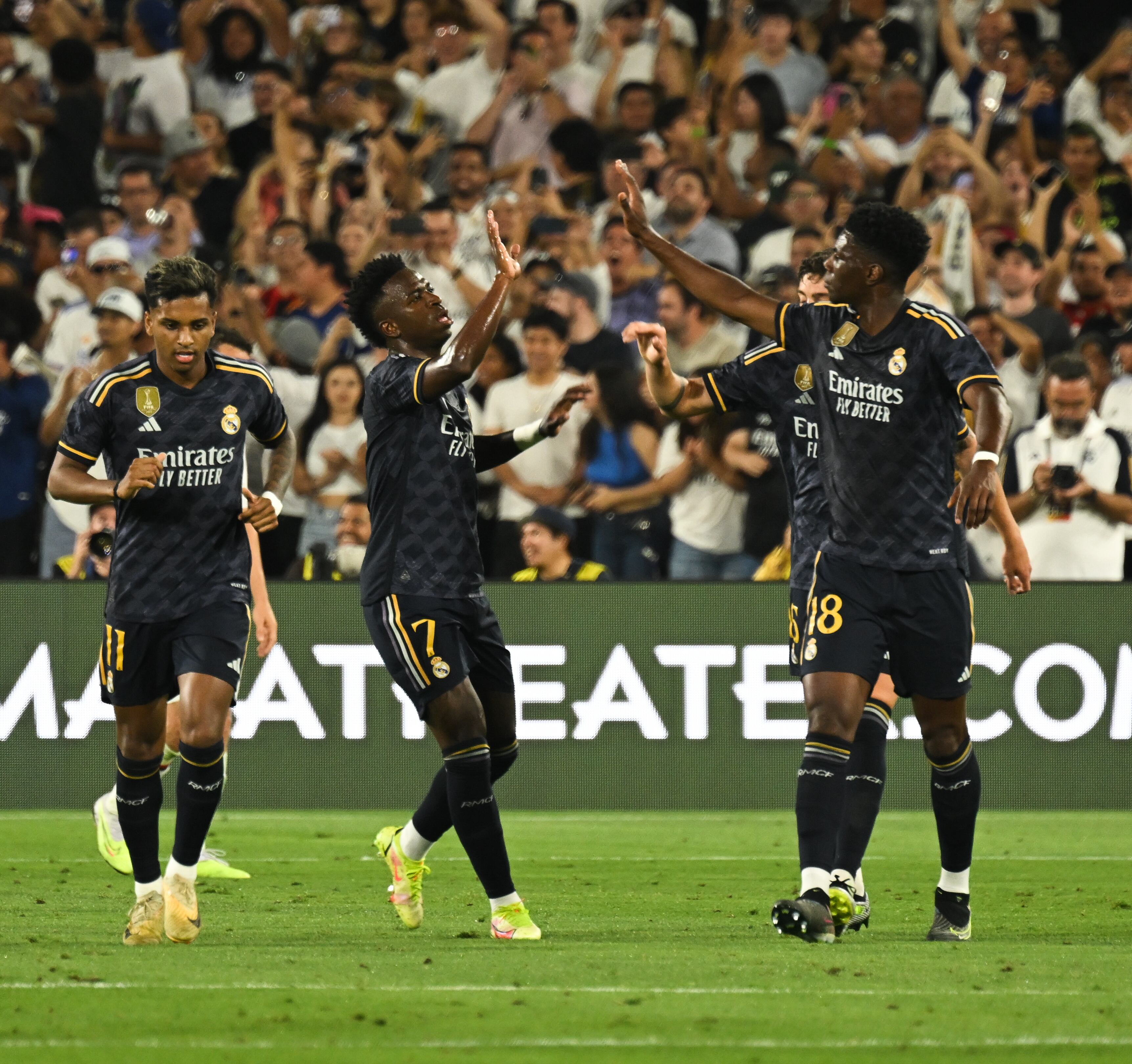Vinicius Junior (7) y Aurelien Tchouameni (18) del Real Madrid reaccionan después del gol de su equipo durante el 'Soccer Champions Tour' entre el Real Madrid y el AC Milan en el estadio Rose Bowl de Pasadena, California, EE. UU. el 23 de julio de 2023. (Foto de Tayfun Coskun/Agencia Anadolu a través de Getty Images)