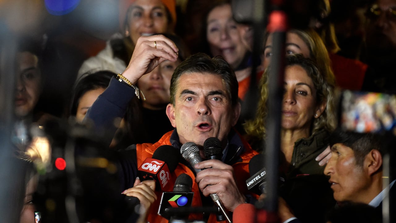 Rodrigo Paz, candidato presidencial de Bolivia por el Partido Demócrata Cristiano (PDC), habla con sus partidarios tras los resultados de las elecciones presidenciales en La Paz, Bolivia, el 17 de agosto de 2025. Jorge "Tuto" Quiroga, expresidente de derecha, y Rodrigo Paz, senador de las regiones más ricas de Bolivia, se enfrentarán en la segunda vuelta presidencial del país en octubre después de liderar la primera ronda de votación el 17 de agosto de 2025. (Foto de Jorge Bernal/AFP)
